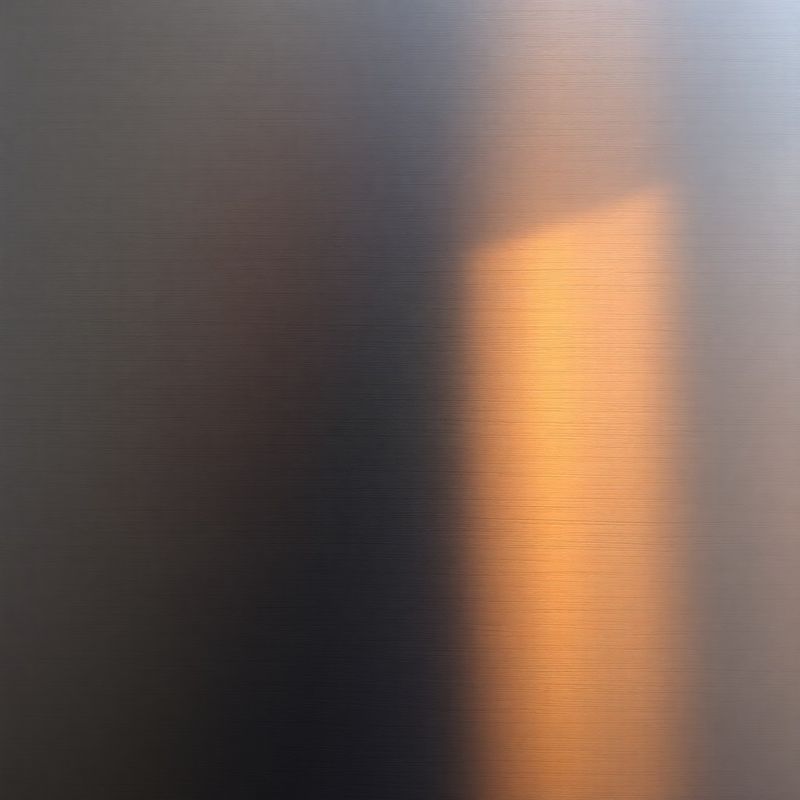 Fotografie editorială abstractă a unei suprafețe metalice gri-ardezie cu reflexe calde